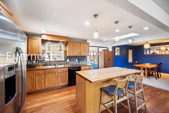 Building Photo - 4-Bed/2-Bath House Charming Home with Fenced Yard/ Available Now!