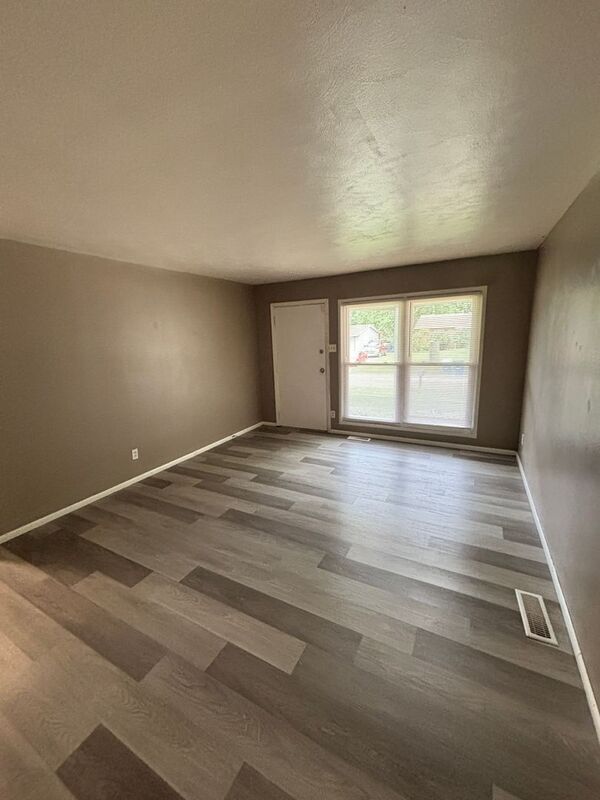 Building Photo - 1321 Columbus Dr