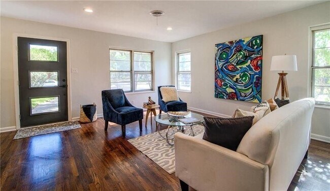 Building Photo - Modern remodel in prime location