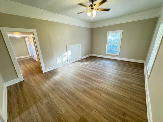 Building Photo - 2Bd/2BA House on MLK close to Ennis Renova...