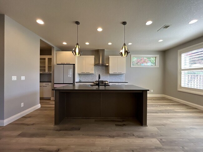 Building Photo - Elegant South Cooper Mountain Home with 4 Bedrooms, Bonus Room, Main-Level Suite & Designer Finishes