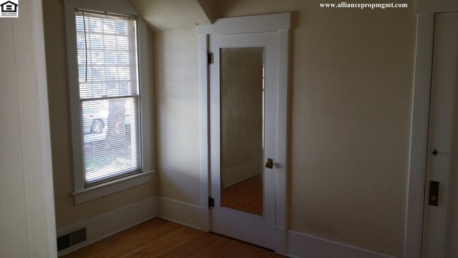 Building Photo - South 16th Beautiful Craftsman Style Apartment Close to MSU