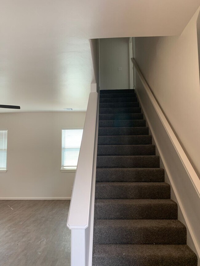 Building Photo - 3 bedroom, 2.5 bathroom, 2 car garage Gate...