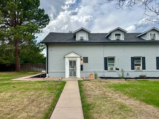 Foto principal - LARGE 2 Bed, 1 Bath Apartment Available NOW!!