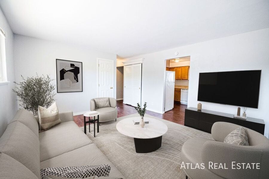 Primary Photo - 950 Bishop Ct