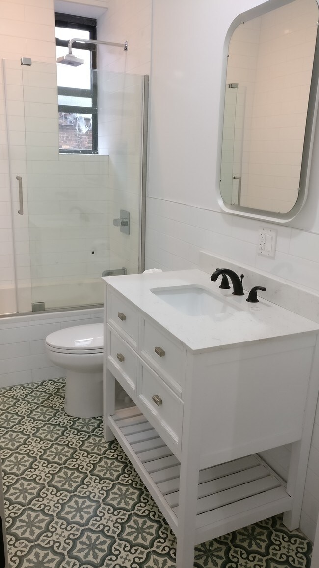 Gorgeous bathroom - 690 Macon St