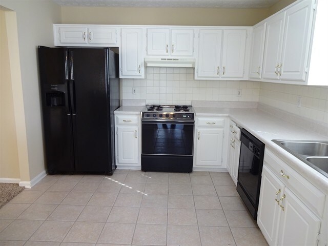 Building Photo - 210 Summer Hill Cir