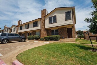 Building Photo - 910 Cedar Terrace