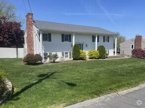 Building Photo - 5 Pine Crest Dr