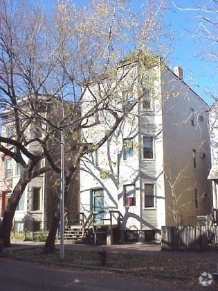 Building Photo - 916 W Roscoe St