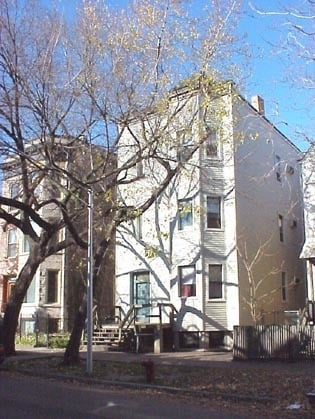 Primary Photo - 916 W Roscoe St