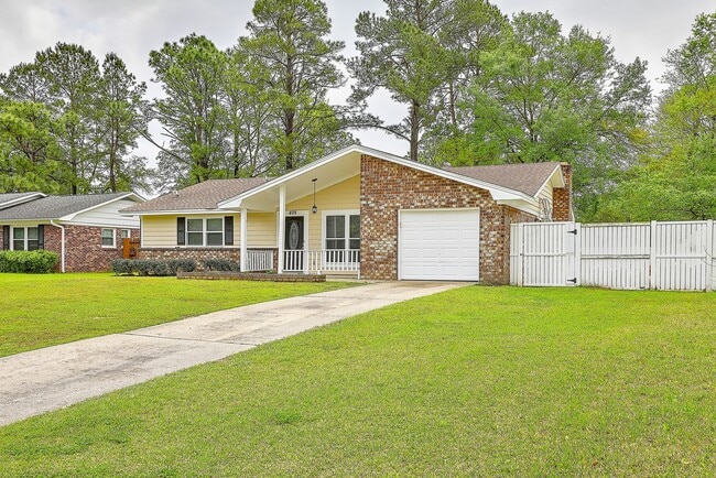 Foto del edificio - Comfortable Living with Attached Garage & ...