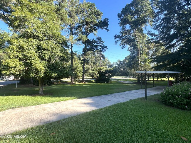 Building Photo - 4693 Twin Oak Dr