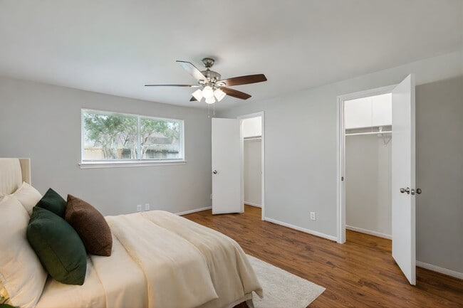 Building Photo - 5758 Greencraig Dr