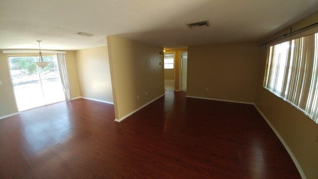 Foto del edificio - Large 2/2/1 1060 sq ft home with INDOOR LAUNDRY, a full garage, updated kitchen and a fenced in y...