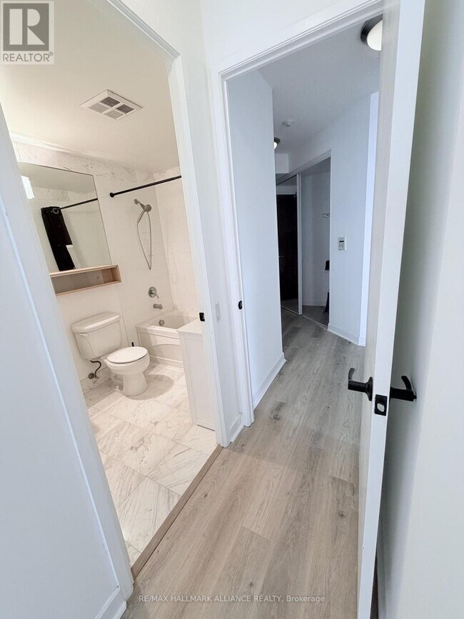 Photo du bâtiment - 85 Bloor St E