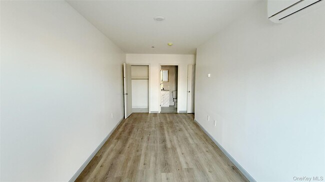 Foto del edificio - 70-40 45th Ave