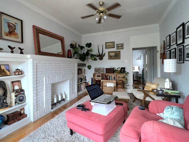 Foto del edificio - Spacious 1 Bed in Prime Edgewater Glen Loc...