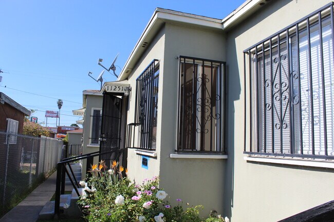 Foto del edificio - 11253 S Mariposa Ave
