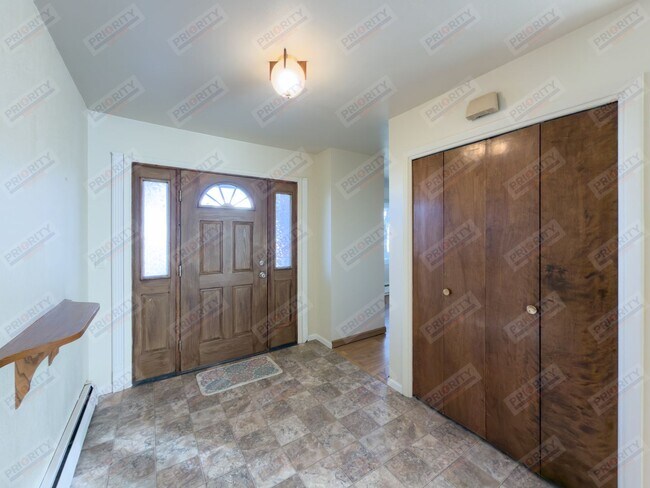 Foto del edificio - Large 4 bedroom, 2.5 bath downtown home