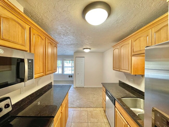 Building Photo - Beautifully remodeled south-facing unit, a...