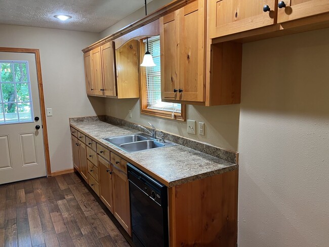 Building Photo - Southeast/Oak Grove Area!