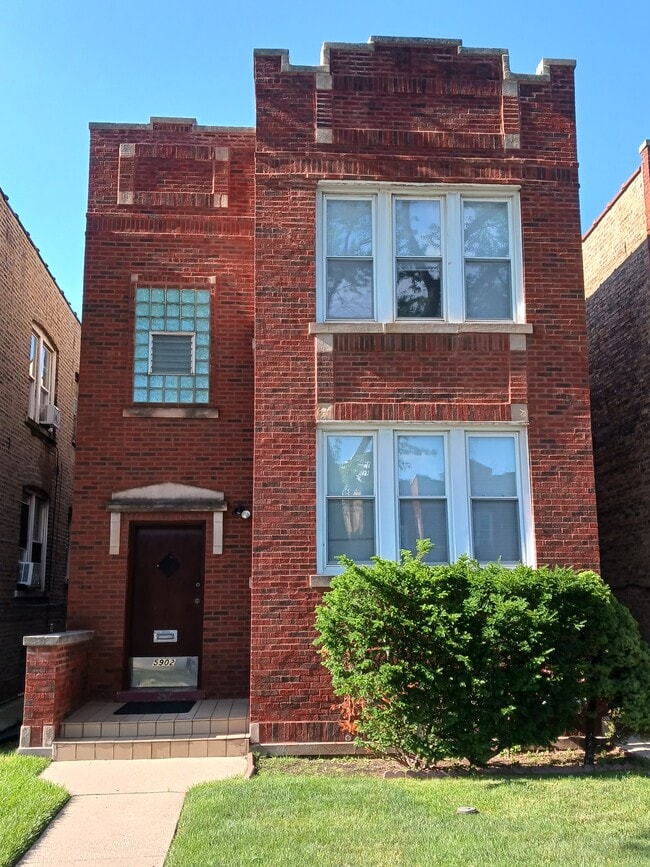 Building Photo - 5902 W Wilson Ave