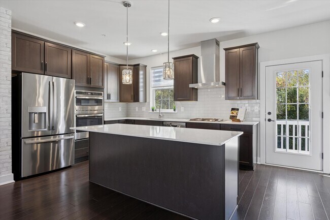 Isla con encimera de cuarzo - 138 Livingston Ln