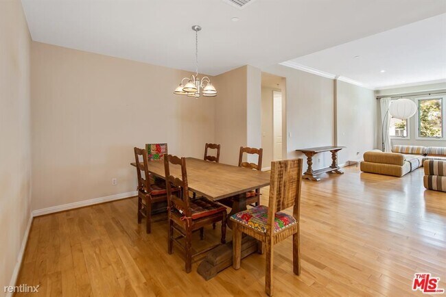 Foto del edificio - 2 br, 2.5 bath Condo - 143 N Arnaz Dr Apt 203