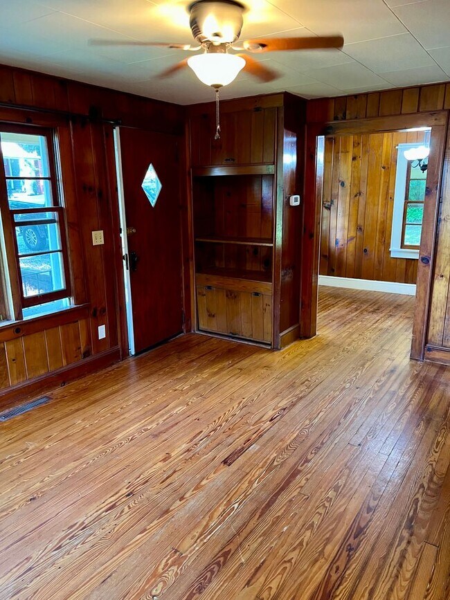 Building Photo - 1 Bedroom House in Hendersonville!