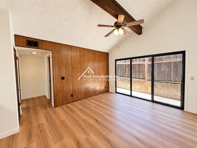 Foto del edificio - 8768 Mellowdawn Way