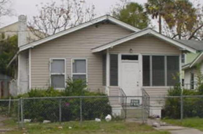 Building Photo - Charming Rental Property with Modern Upgrades and Convenient Location!