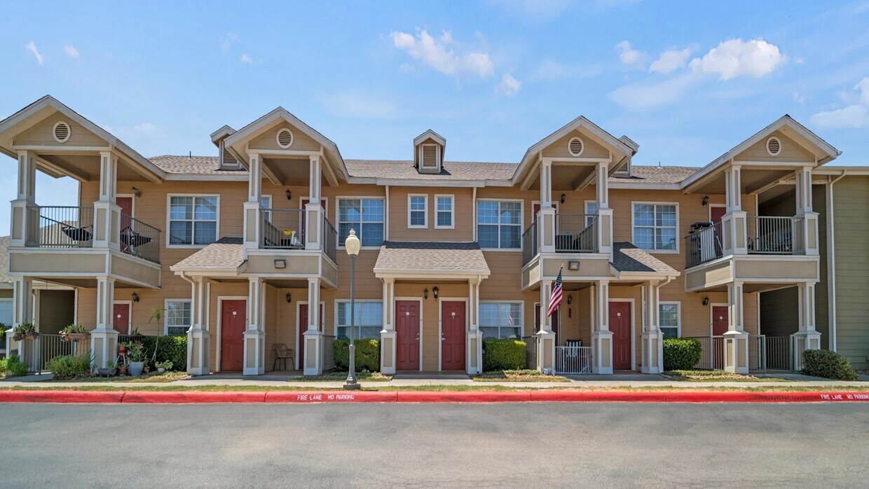 Foto principal - 705 Village Way