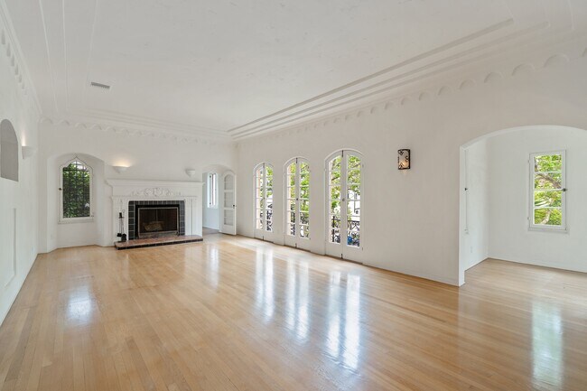 Building Photo - 6131 W 6th St