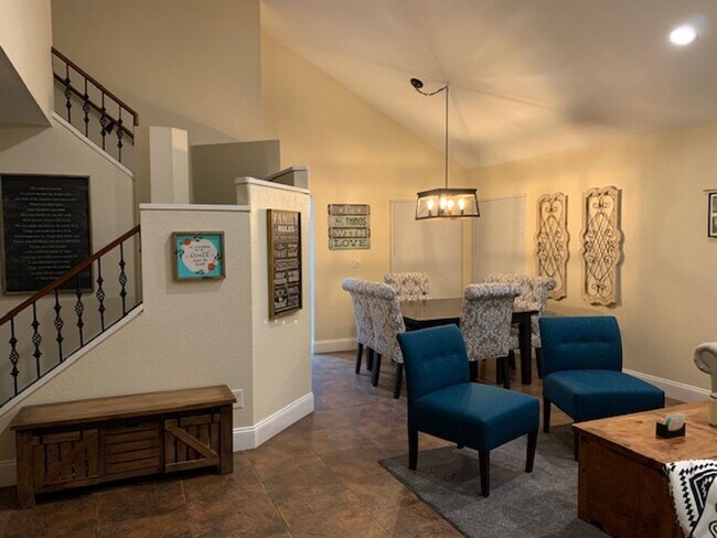 Building Photo - Beautiful 4 Bedroom, 3 Bathroom Home in Re...