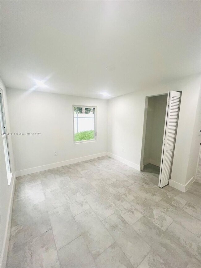 Foto del edificio - 8000 NW 11th Ave