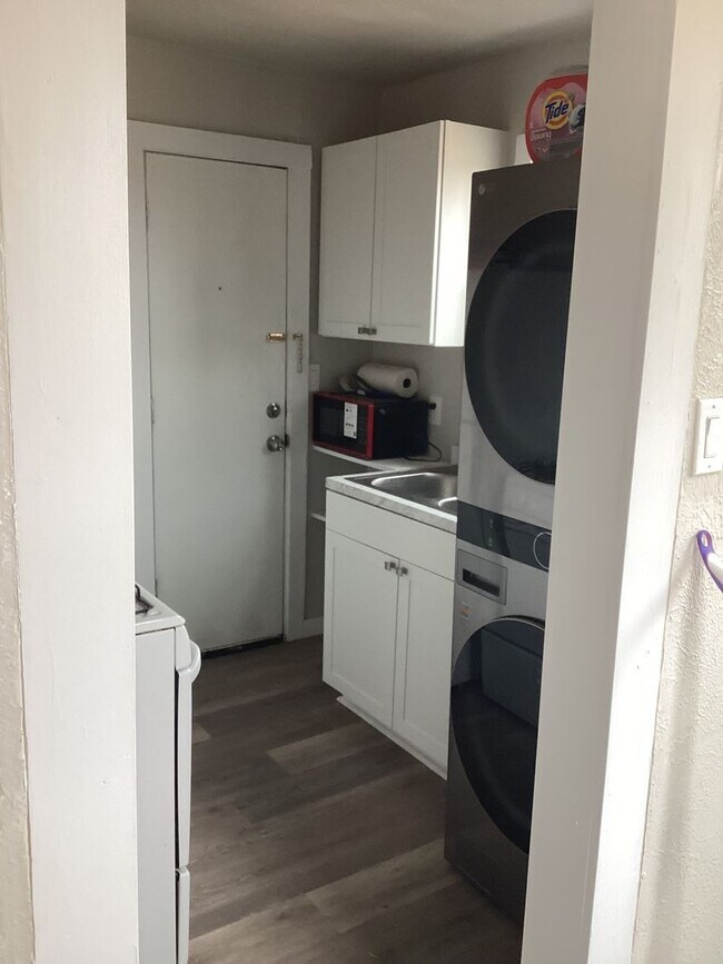 Foto del edificio - Cute Updated One Bedroom Near Park & Schools!  Pets Welcome!