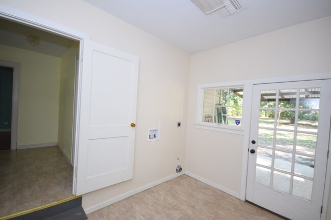 Building Photo - 3 Bed 2 Bath with Large Backyard Close to ...