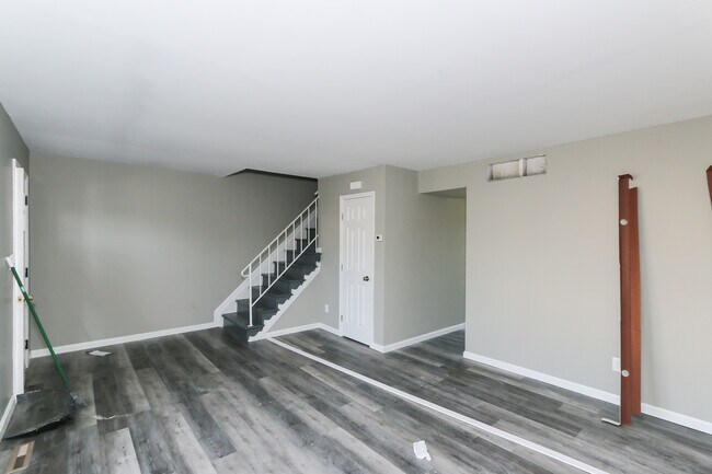 Building Photo - 511 Jamestown Ct