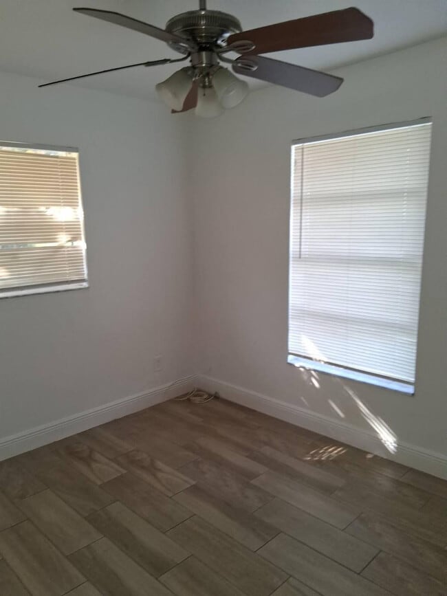 Foto del edificio - 1958 Knight St