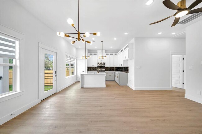 Foto del edificio - 4834 Higgins St