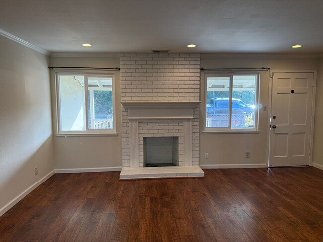 Foto del edificio - Updated 3 Bedroom 1 Bath Home in Desirable Santa Clara Location!