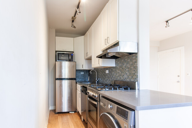 Building Photo - 511 W Belmont Ave