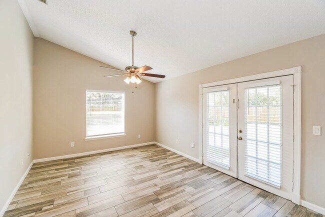Foto del edificio - 7604 Chelmsford Dr