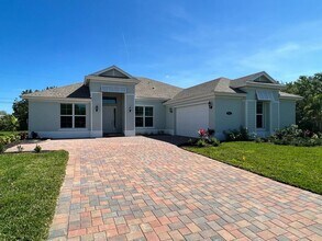 Building Photo - 313 SW Kestor Dr