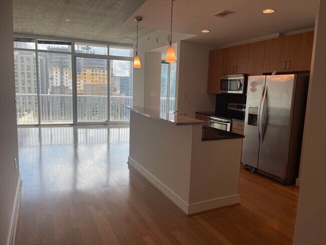 Building Photo - Gorgeous Condo @ Midtown Plaza 1B/1B In Am...