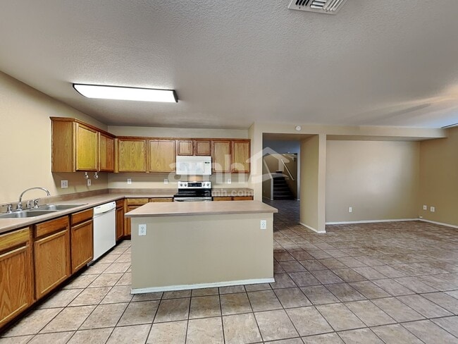 Building Photo - 1425 N Thunderbird Ave