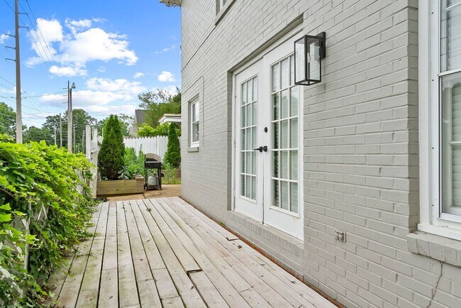 Building Photo - Nice 2 Bed 2.5 Bath House! Available Fall 2026!