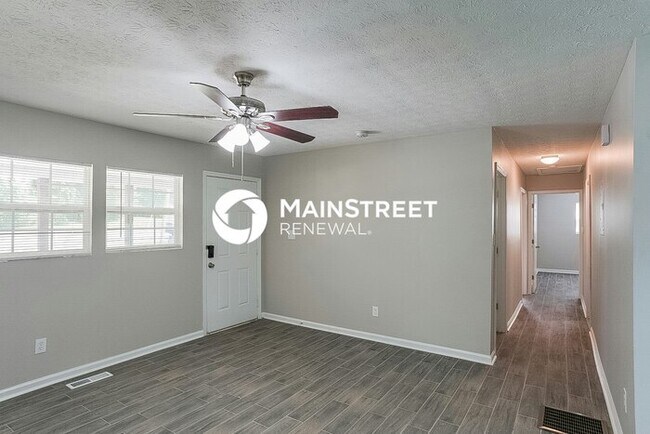 Foto del edificio - 3 Bedroom Pet-Friendly Home in Fairburn, G...