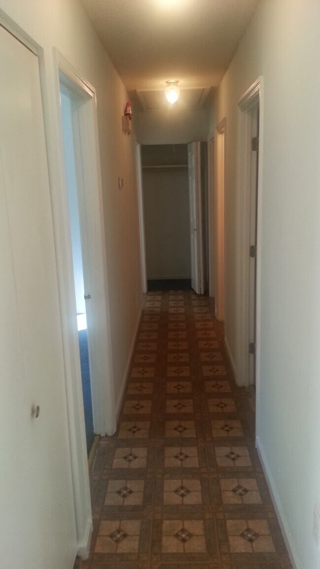 Building Photo - 8 Silver Spur Ct